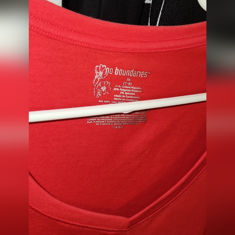 No Boundaries Red Short Sleeve V-Neck Top - Picture 2 of 3
